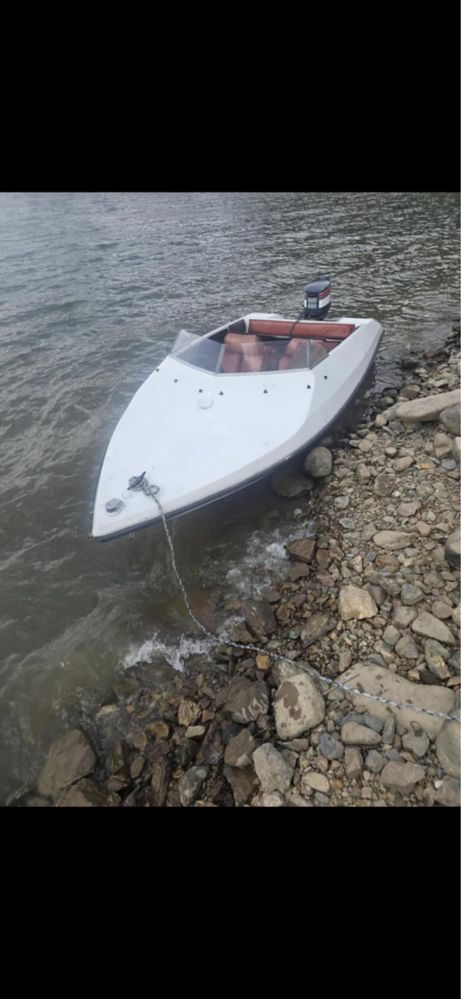 Моторна лодка със мотор за язовири и морета