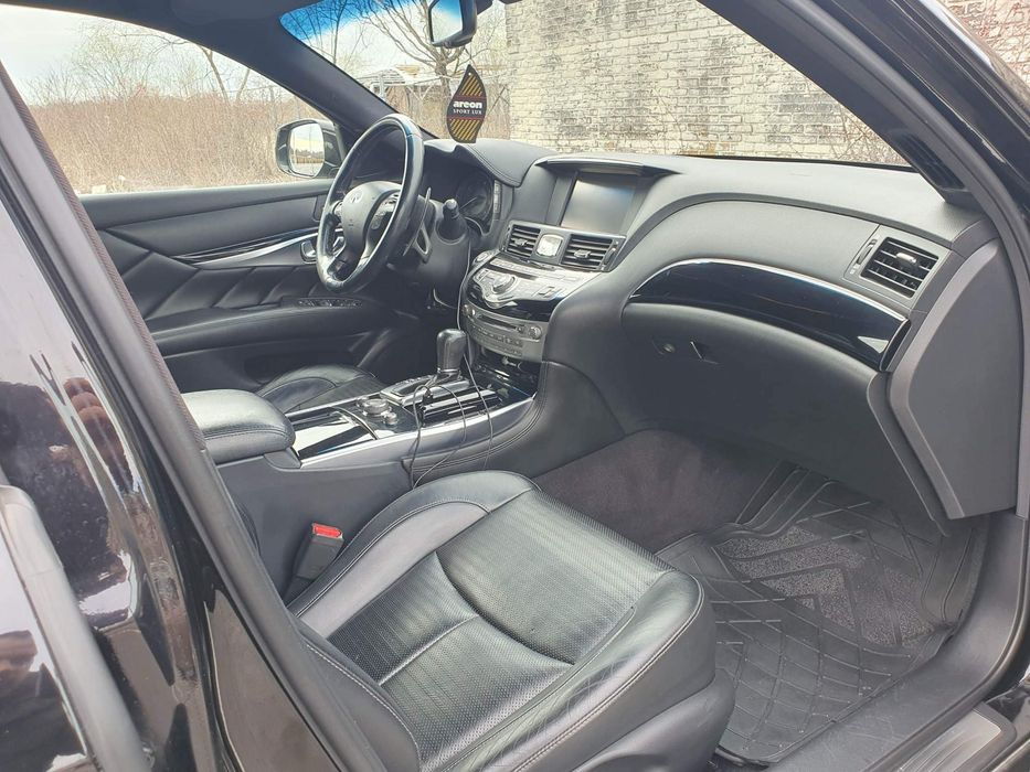 Infiniti Q70S.