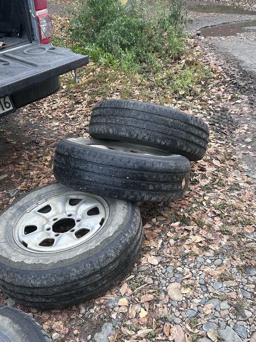 Диски и два комплекта резины  215/75 R16 разболтовка 6 139.7 шины