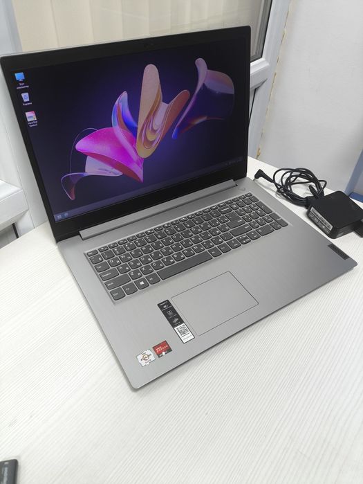 Ноутбук Lenovo большой 17.3 Быстрый состояния Идеал