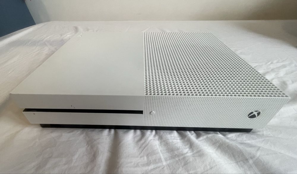 Xbox one s с игри И КОНТРОЛЕР!!!