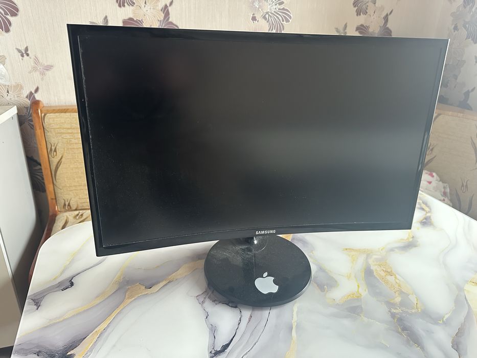 Изогнутый монитор 24"