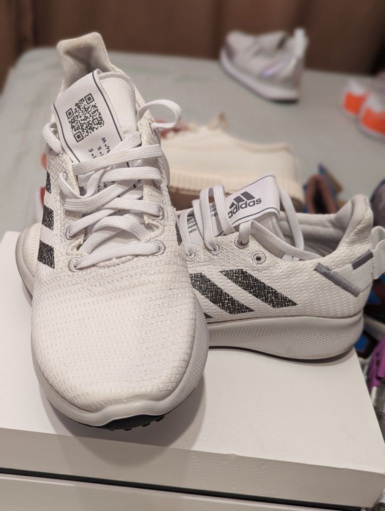 Adidas Model 2022-2023 original. Nr 39 preț redus