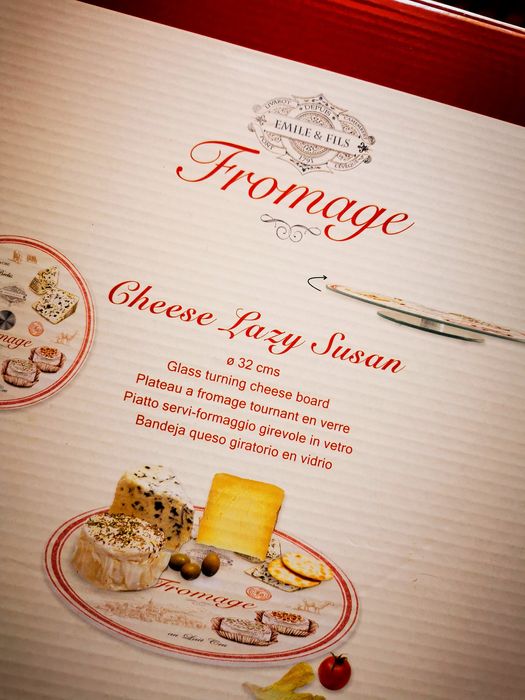 Platou rotativ, din sticlă, pentru servit brânzeturi!