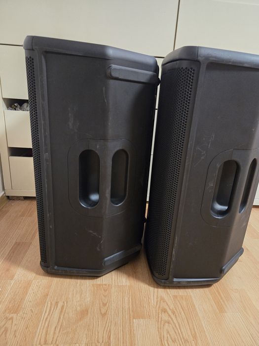 De vânzare 2 boxe JBL EON 715, 650W, Bluetooth 5.0, woofer 15