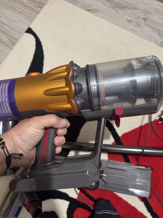 Aspirator v12 slim cu accesorii.