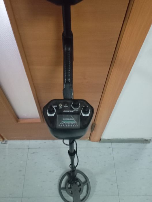 Металлоискатель и много аккумуляторов