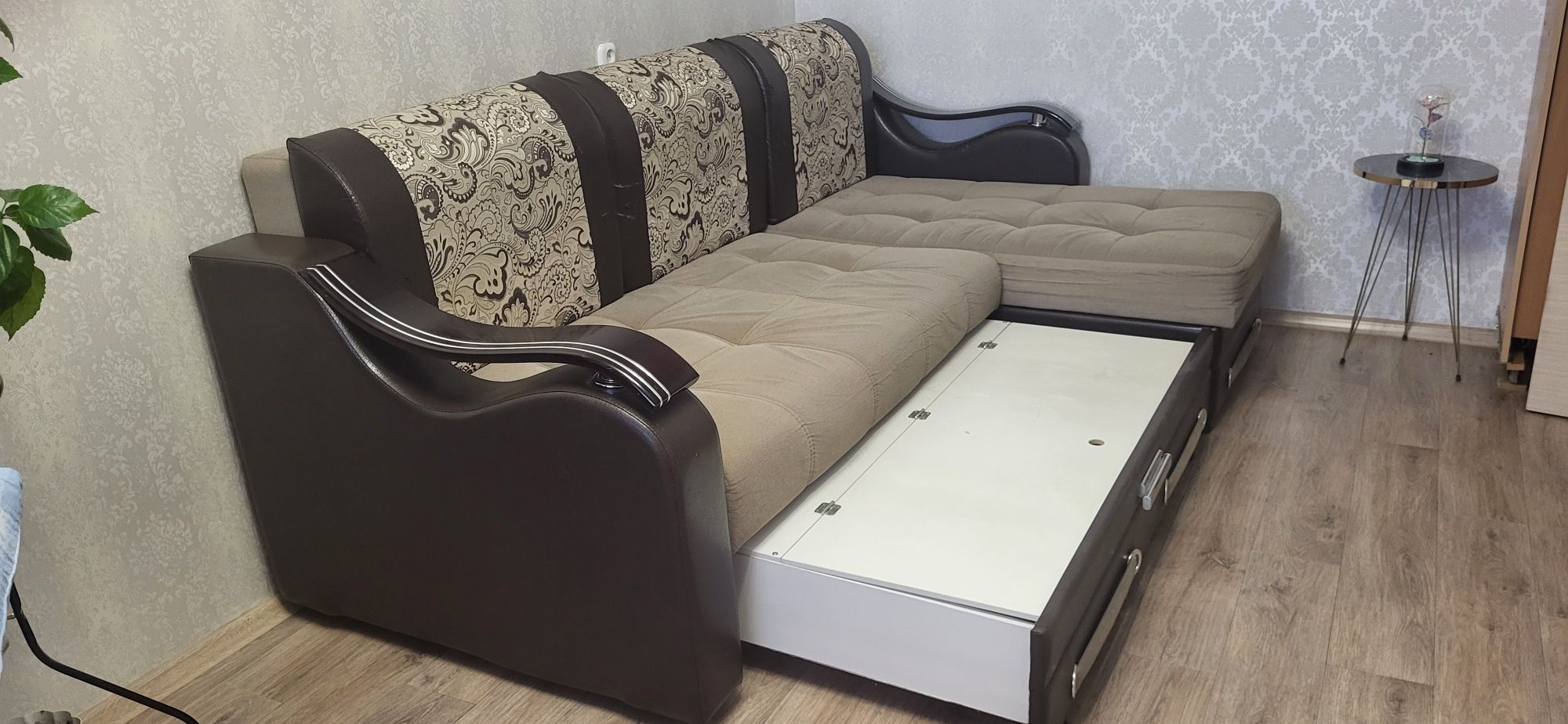 Продам диван угловой