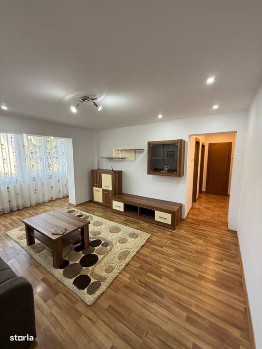 Apartament cu 3 camere semidecomandate,  zona Areni