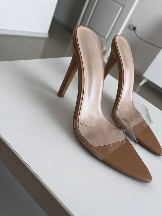 Pantofi cu toc transparenti