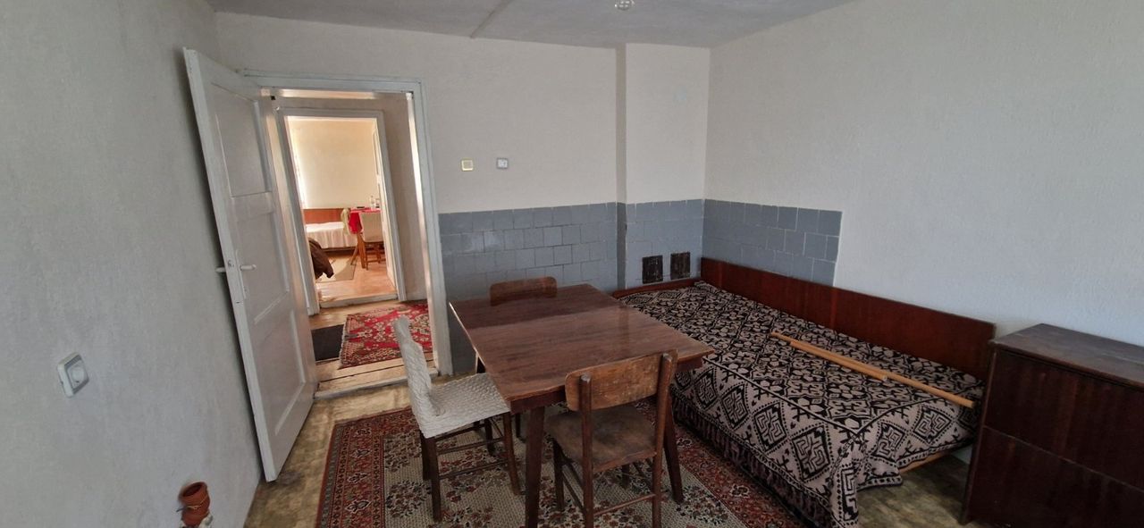 Дава се под наем Етаж от къща в Хасково, Червена стена - 45 кв.м за 153 € - Снимка #1