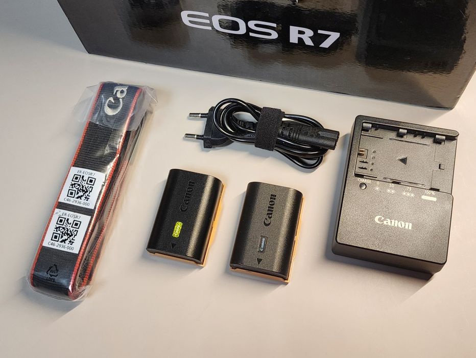 Canon R7 cu adaptor EF-RF, obiectiv Canon EF-S 10-18, bliț Godox V350C