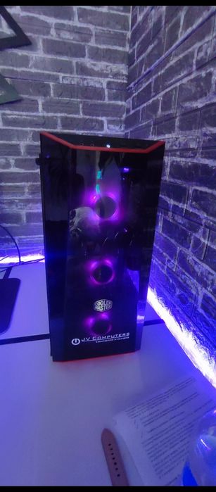 Геймърски компютър с всички аксесоари