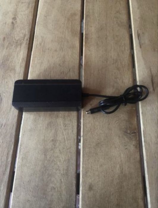 Încărcător trotineta electrică 42 V 2 A,utilizat