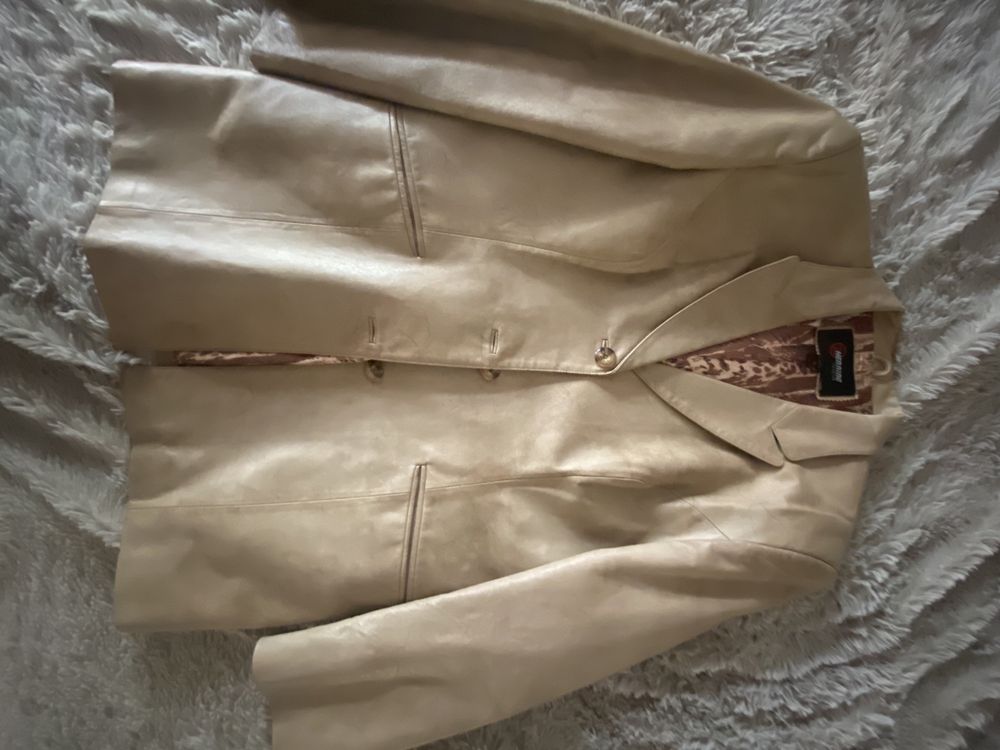 Кожаный пиджак привезен из Германии