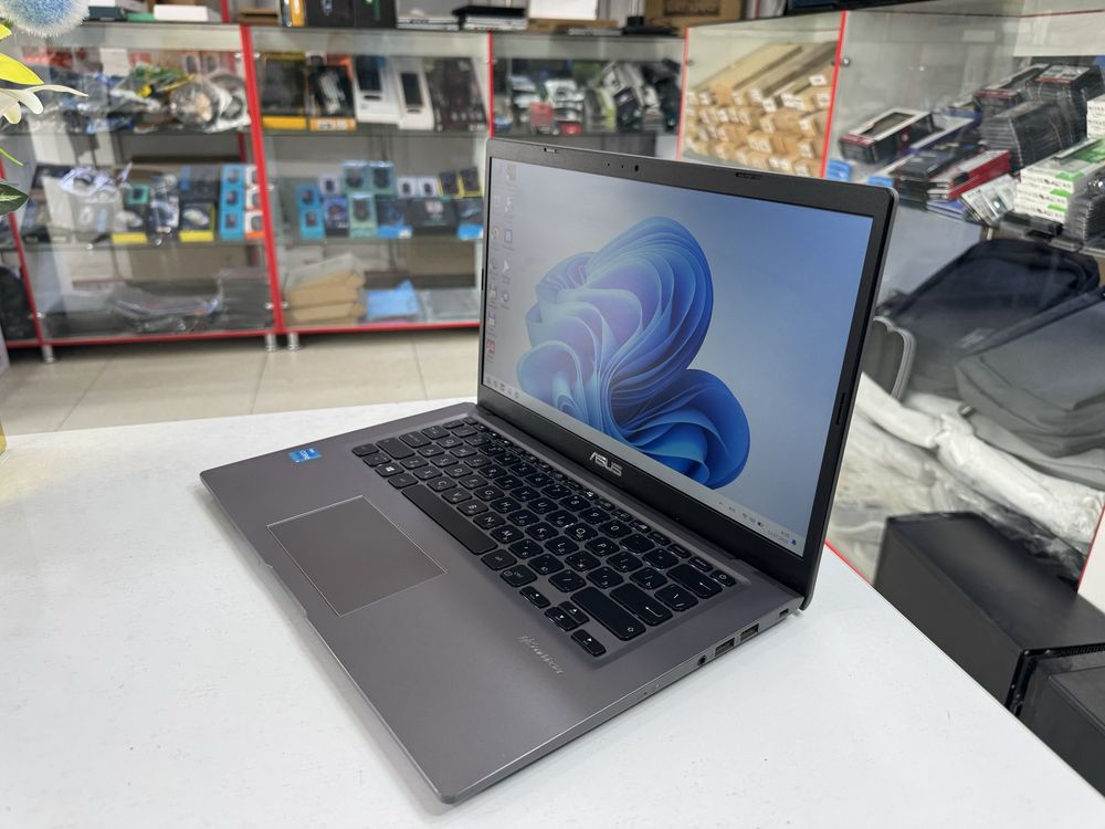 asus core i3 ixchamidan klavyaturasi yonadi 8/256 ssdlik tez ishlaydi