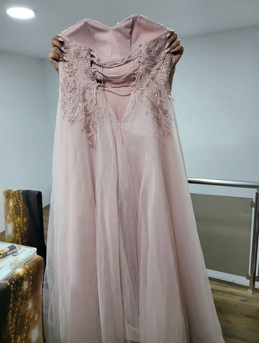 Официални рокли.