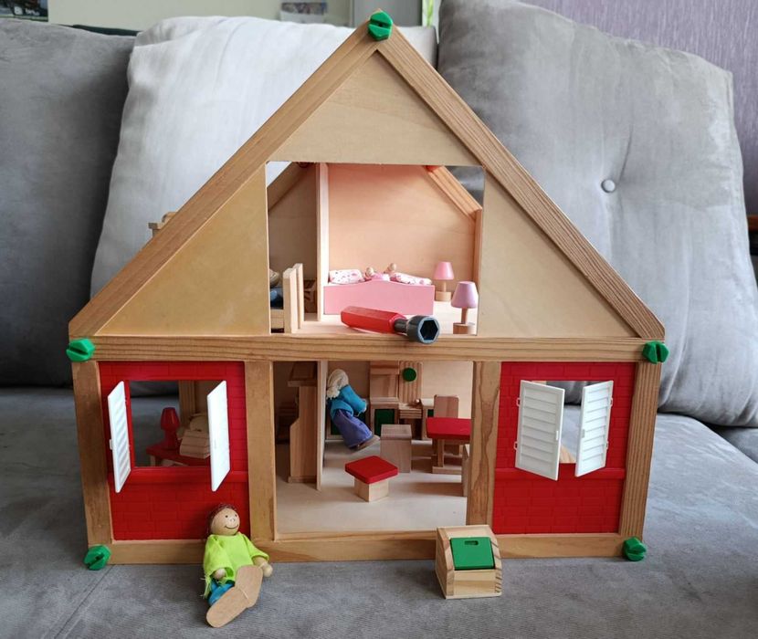Детска дървена къща на 2 етажа с мебели и семейство кукли