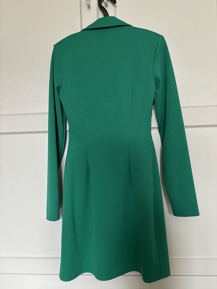Платье новое зеленое женское