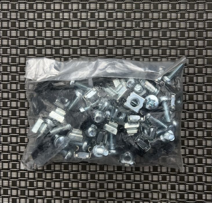 Set 25 de suruburi si piulite pentru rack