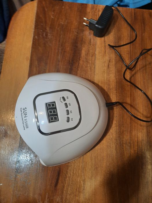 Продавам нова  ел. лампа за маникюр