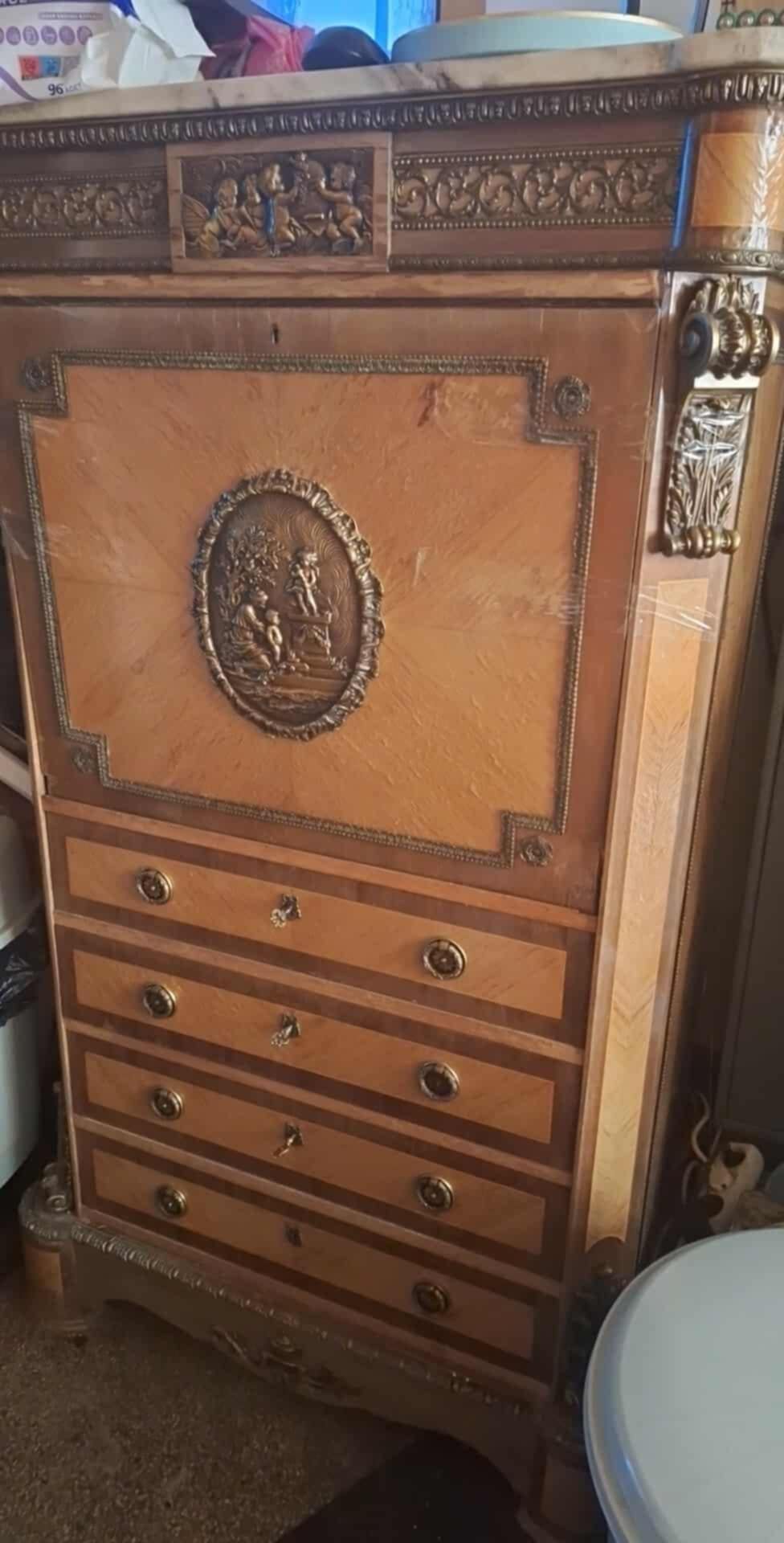 Продавам старинни мебели