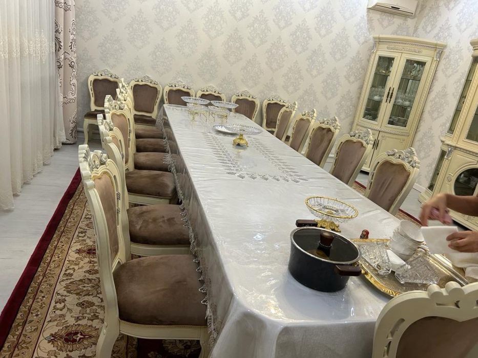 Стол стулья камод