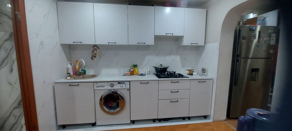 Холодильник.кухонный гарнитур