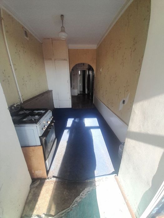 Продаётся 2х ком кв в чирчике 4 этаж на Тройцки 77 серия дом кирпичный