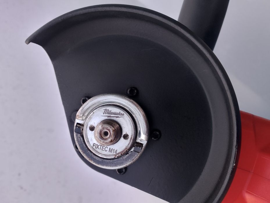 Безчетков ъглошлайф Milwaukee M18