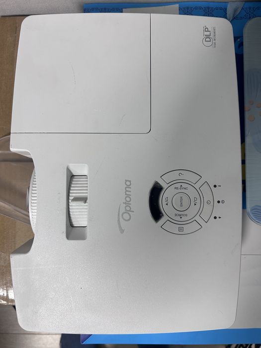 Проектор Optoma.