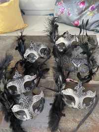 Карнавални маски в черно с пера