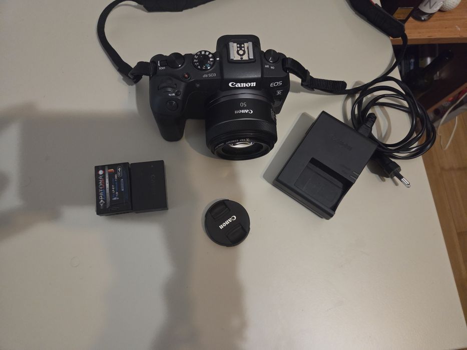 Camera mirrorless: Canon EOS RP + obiectiv 50 mm 1.8 + 2 baterie