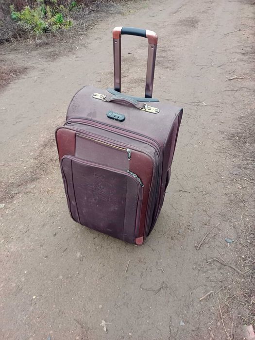 Продам чемодан состояние хорошее