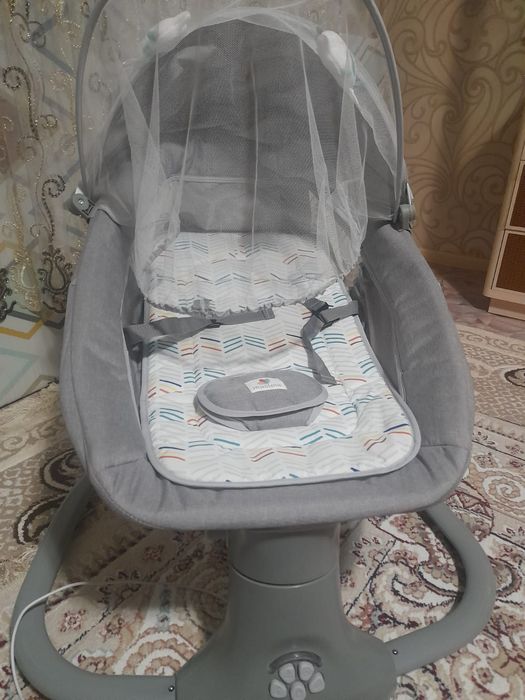 Продам автомотическую детскую кровать качельку .