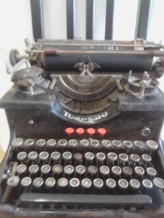 Продавам стара пишеща машина Торпедо.Нужно е да се почисти и смаже.
