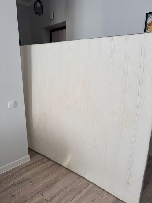 Бесплатно. Матрас в хорошем состоянии - 1.6 х 2 м. Беслатно.