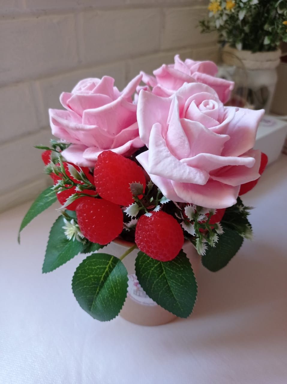 Букетик из мыла с клубникой и розами