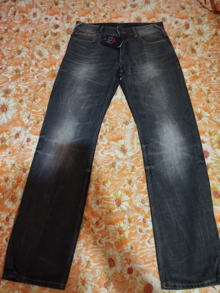 Vând Jeans Giorgio Armani noi nouți ORIGINALI (size 30-34 )