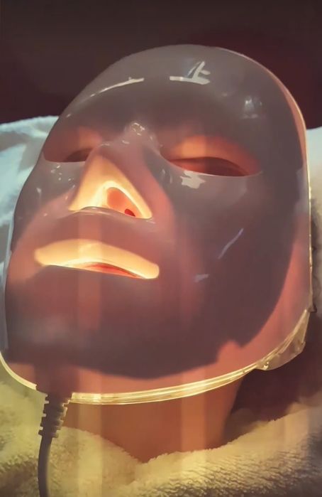 Vând masca LED 7 culori