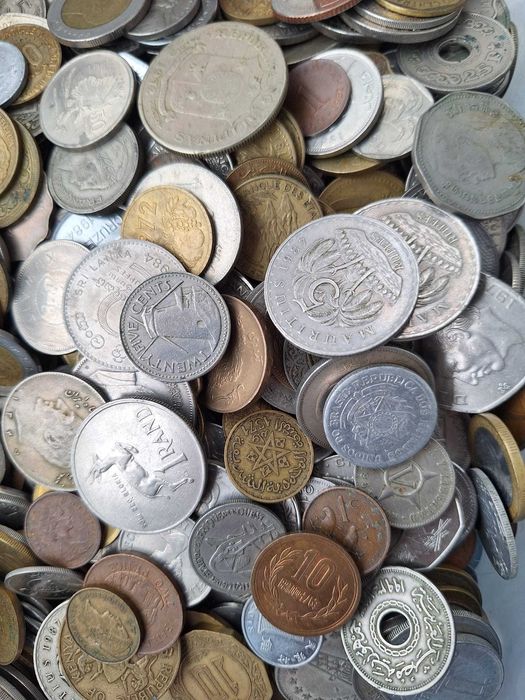 LOT peste 800 monede straine == America, Asia, Africa==