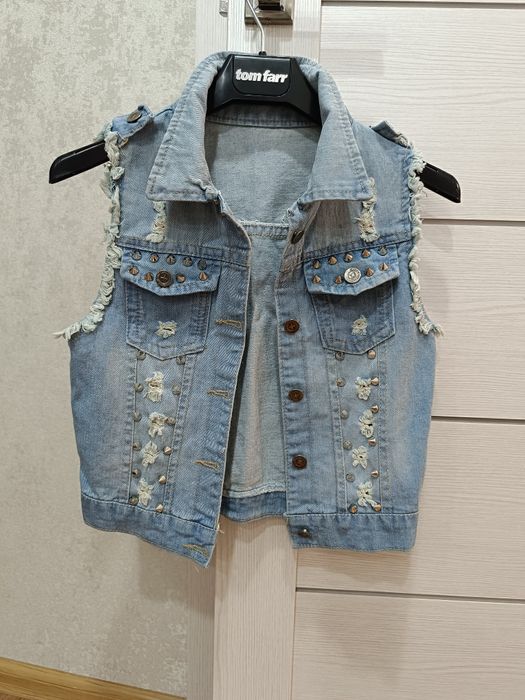 Джинсовая жилетка на девочку