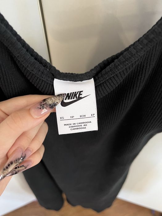 рокля Nike        .