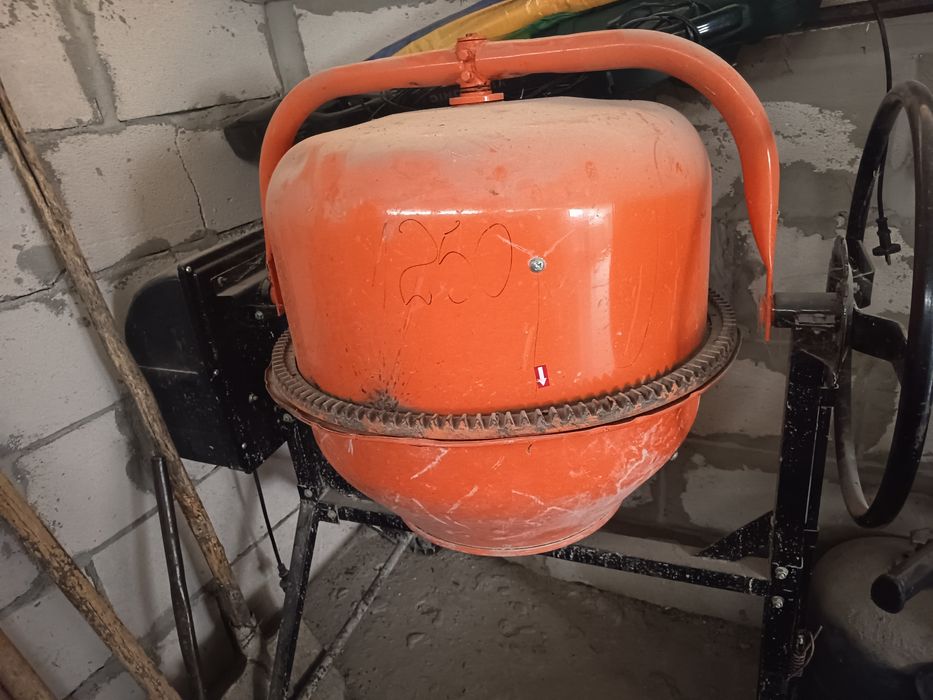 Vând o betonieră+un motor de betoniera și un flex bosch mare
