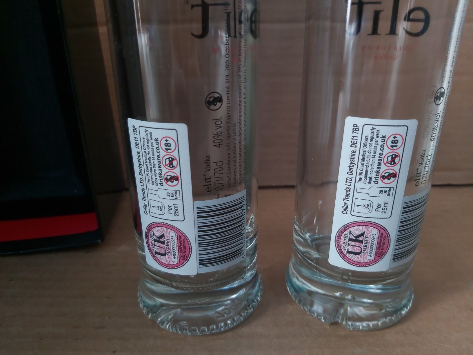 Две празни бутилки Водка Elit с оригиналната си кутия