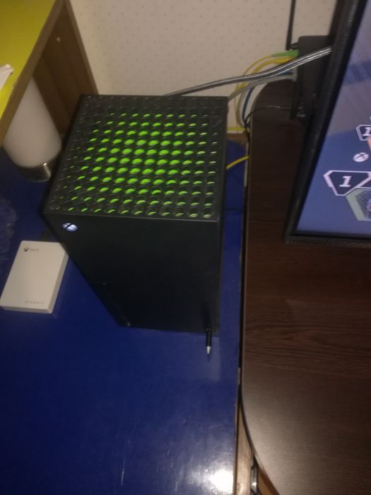 Продавам Xbox Series X