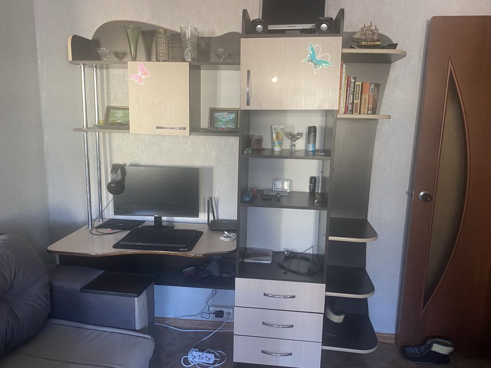 Стол с  полками продам