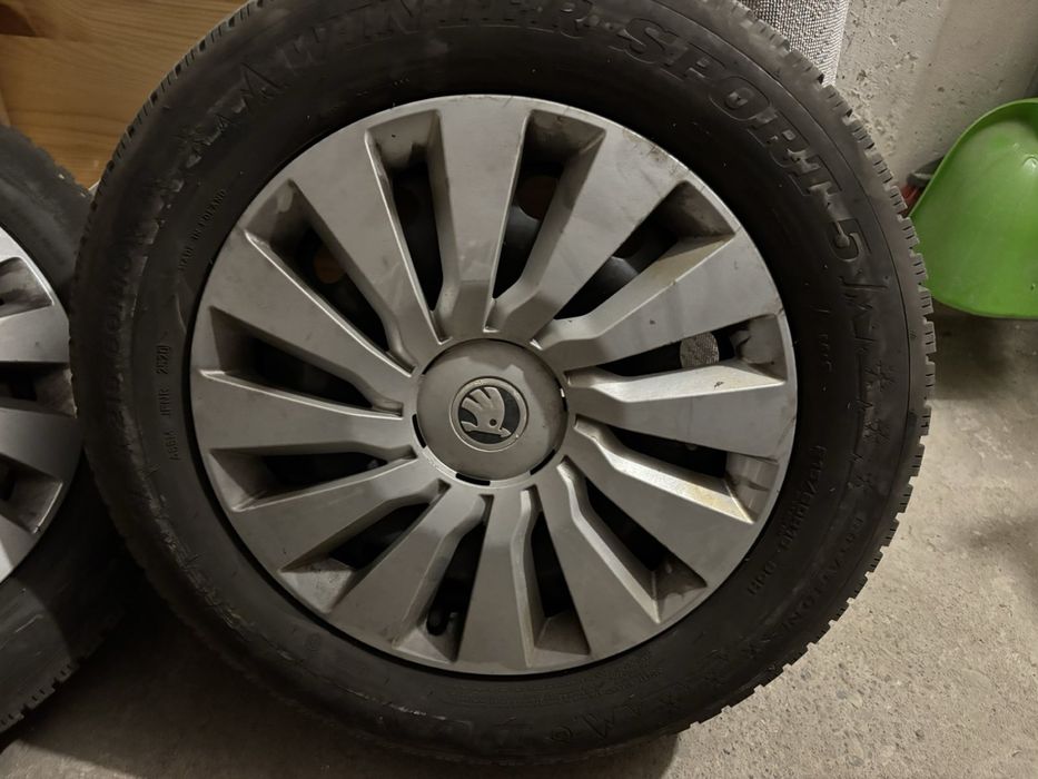 Железни джанти с гуми и тасове