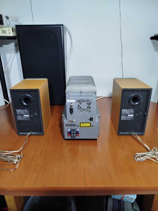 Superb sistem Panasonic model: SA-PM17. 5 CD-uri.  Complet functional!