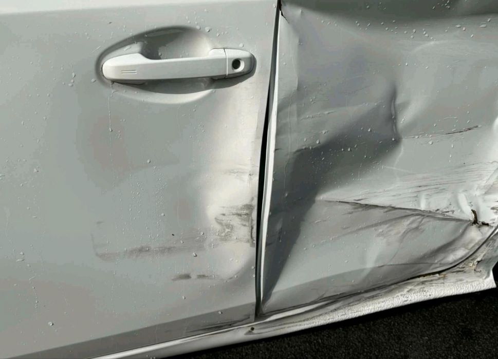 Vand Toyota Auris 1.8 Hybrid usor avariata